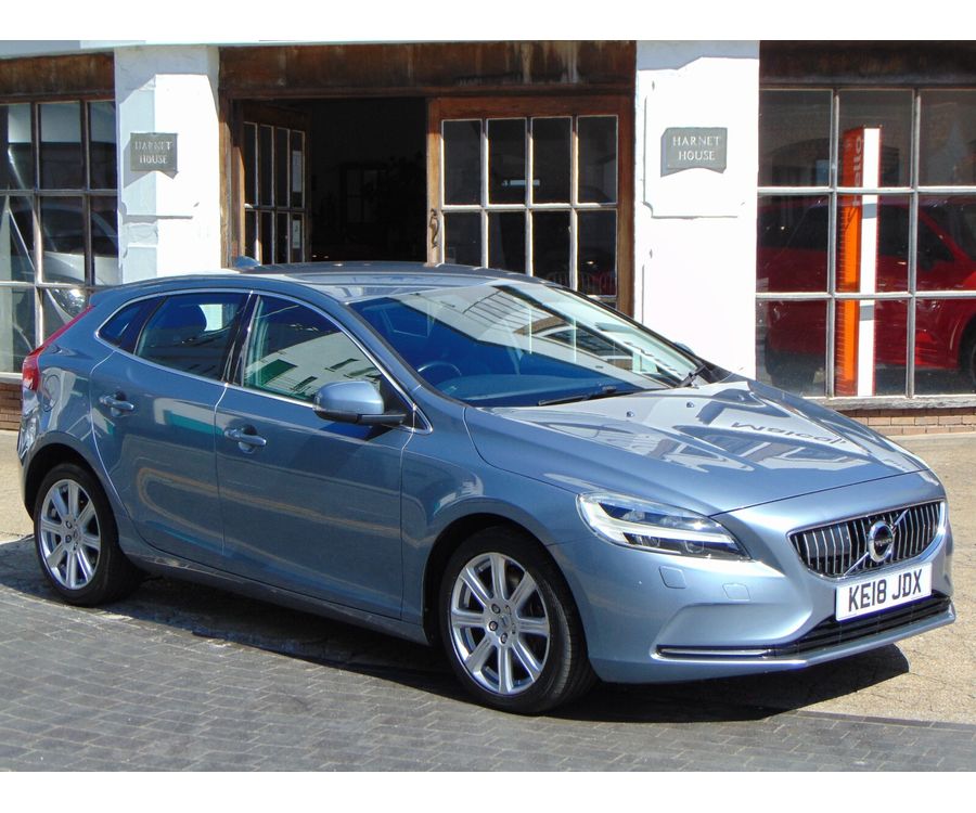 2018 VOLVO V40
