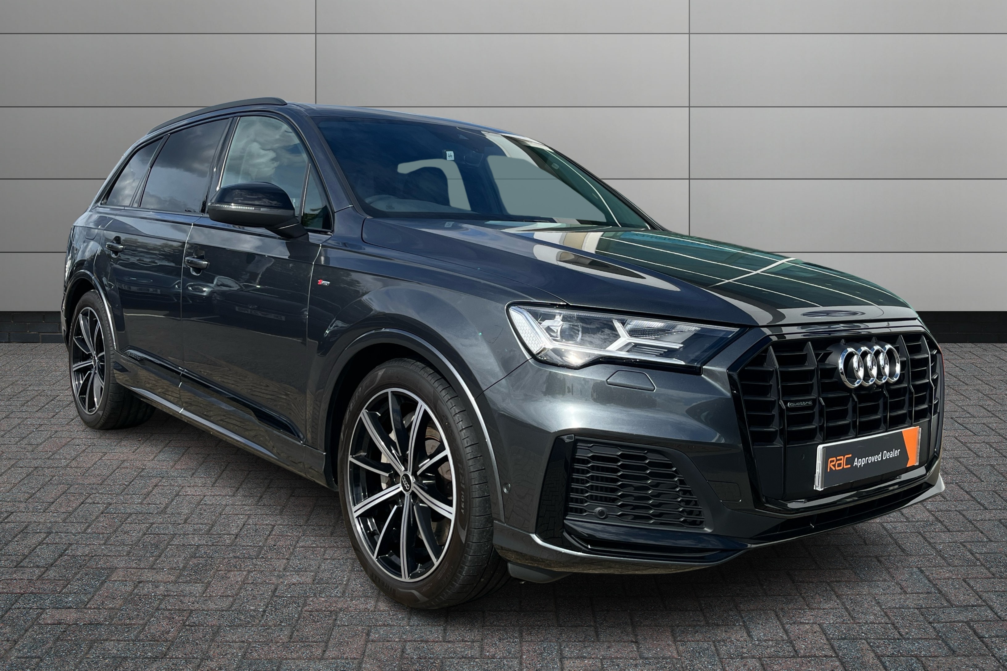 Audi Q7 listing photo